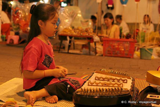 Petite fille jouant du khim, Chiang Mai - Thaïlande