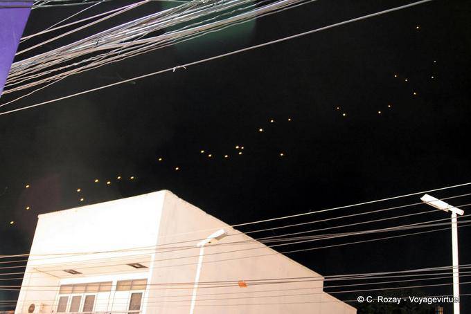 Défilé de lanternes célestes dans le ciel, Chiang Mai - Thaïlande