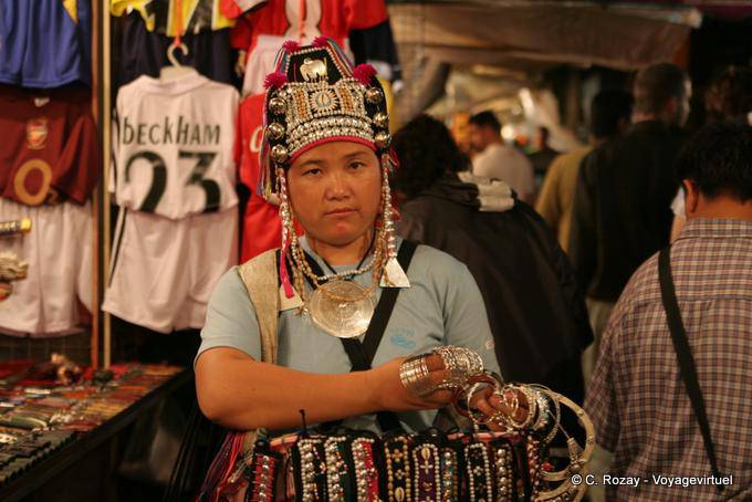 Vendeuse de babioles en costume, Chiang Mai - Thaïlande