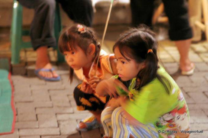 Petites filles curieuses, Chiang Mai - Thaïlande