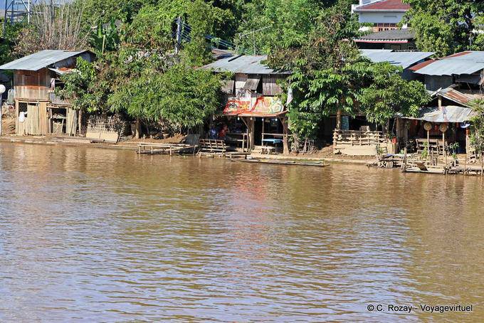 Habitations en bord de rivière, Chiang Mai - Thaïlande