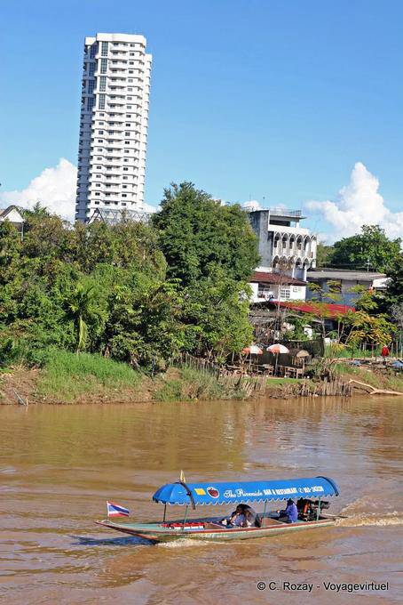 Bateau et building, Chiang Mai - Thaïlande