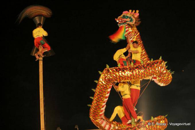 Acrobaties au festival de Loy Kratong, Chiang Mai - Thaïlande