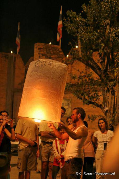 Initiation à l'envol de la lanterne, Chiang Mai - Thaïlande