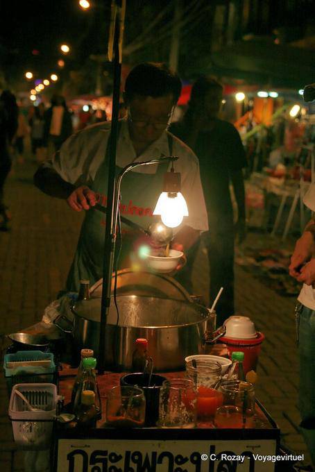 Marchand de soupe au marché nocturne, Chiang Mai - Thaïlande