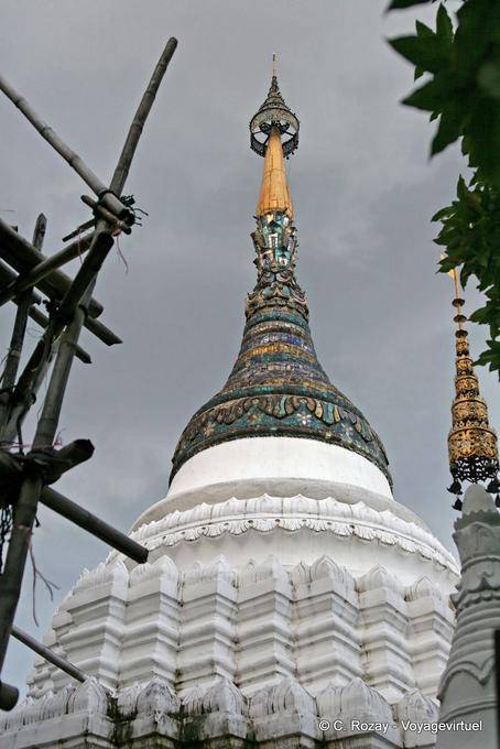 Décoration du chedi du Wat Suan Dok, Chiang Mai Temple - Thaïlande