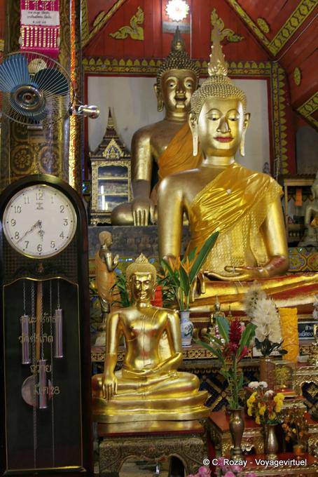L'horloge et les bouddhas, Chiang Mai Temple - Thaïlande