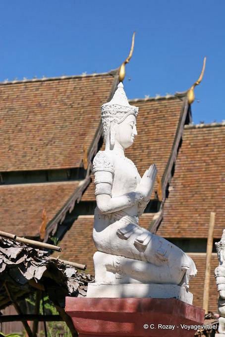 Statue à genoux, Chiang Mai Temple - Thaïlande