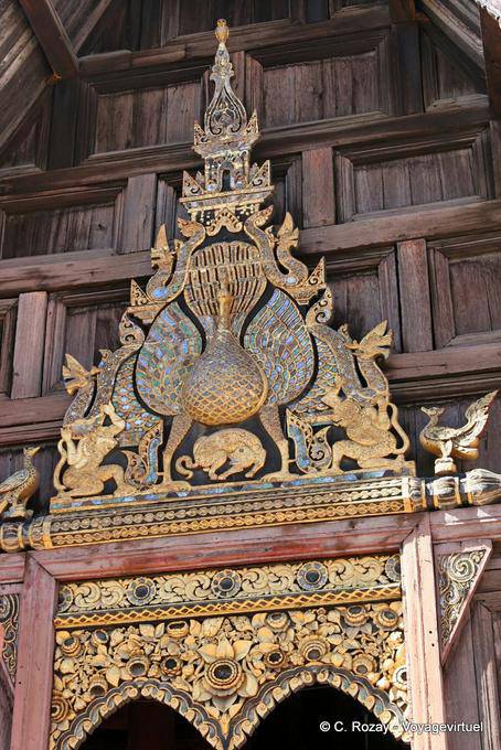 Fronton avec un paon, Wat Phan Tao, Chiang Mai Temple - Thaïlande