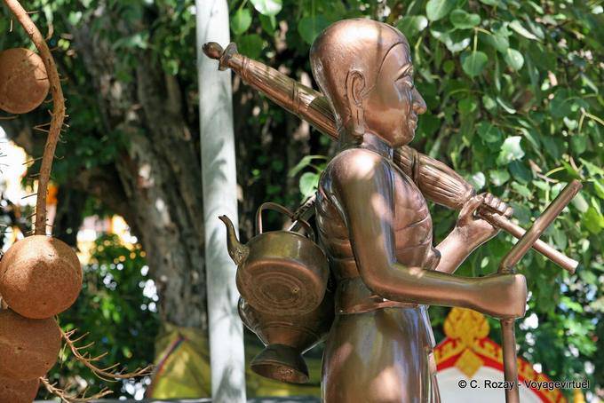 Statue aux casseroles, Chiang Mai Temple - Thaïlande