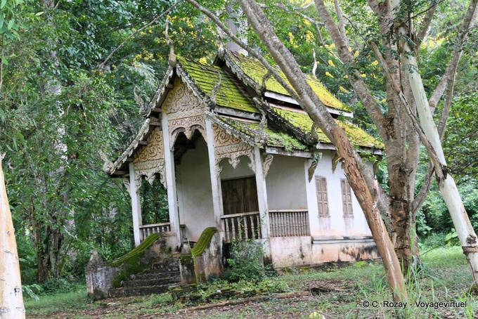 Petit temple dans une forêt, Chiang Mai - Thaïlande