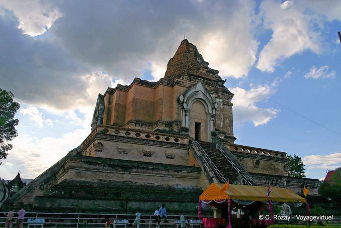 Autre vue sur le grand chedi, Wat Chedi Luang, Chiang Mai - Thaïlande