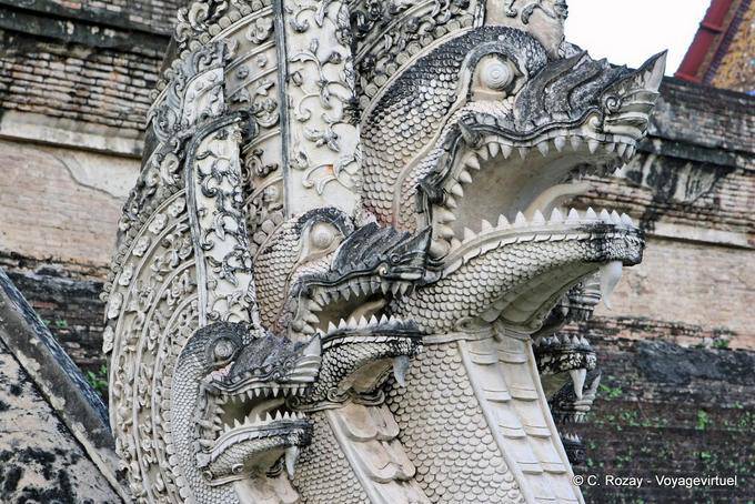Triple tête de nagas, Wat Chedi Luang, Chiang Mai - Thaïlande