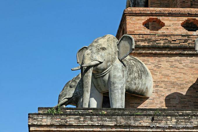 Statues d'éléphants sortant du chedi, Wat Chedi Luang, Chiang Mai - Thaïlande