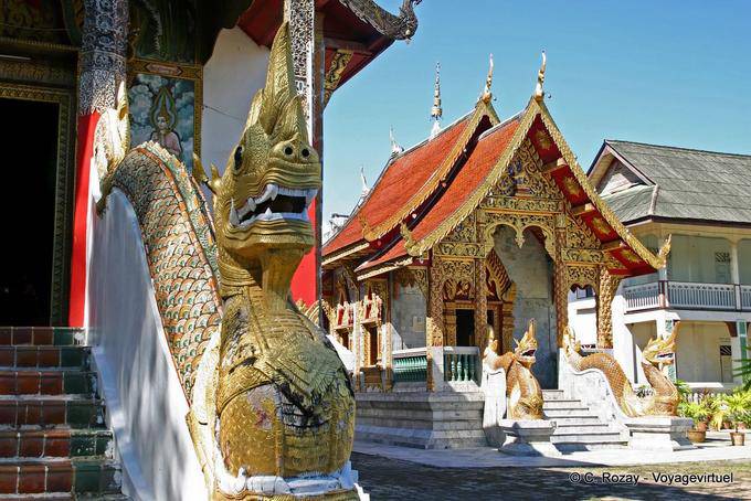 Naga et petit viharn, Wat Chedi Luang, Chiang Mai - Thaïlande