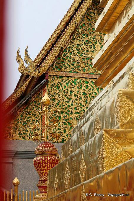 Vue depuis le pied du chedi doré, Wat Doi Suthep, Chiang Mai - Thaïlande
