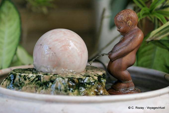 Petit pisseur sur boule, fontaine, Wat Doi Suthep, Chiang Mai - Thaïlande