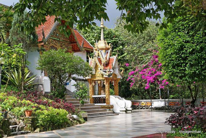 Un Temple dans la végétation, Wat Doi Suthep, Chiang Mai - Thaïlande