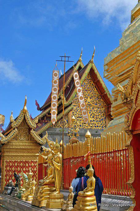 En faisant le tour du Chedi, Wat Doi Suthep, Chiang Mai - Thaïlande