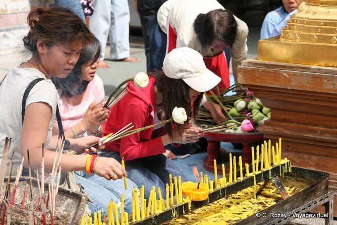 Offrandes féminines, Wat Doi Suthep, Chiang Mai - Thaïlande