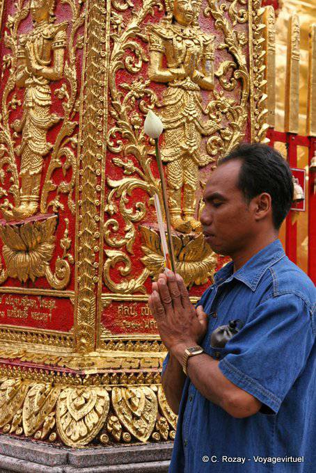 Homme priant avec un lotus, Wat Doi Suthep, Chiang Mai - Thaïlande