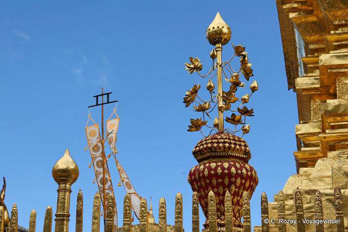 Eléments de décoration devant le chedi, Wat Doi Suthep, Chiang Mai - Thaïlande