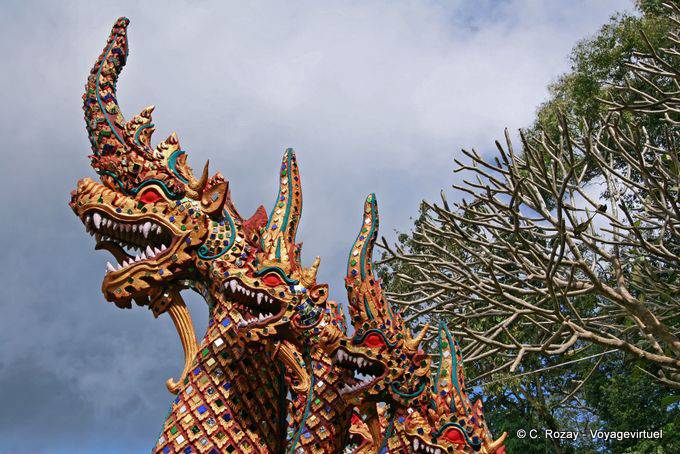 Trio de nagas multicolores, Wat Doi Suthep, Chiang Mai - Thaïlande