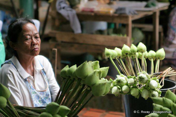 Lotus, préparation des offrandes, Wat Doi Suthep, Chiang Mai - Thaïlande