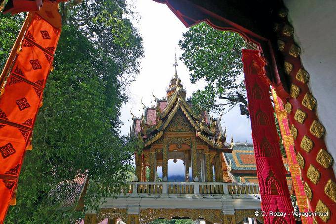 Petit temple ouvert, Wat Doi Suthep, Chiang Mai - Thaïlande