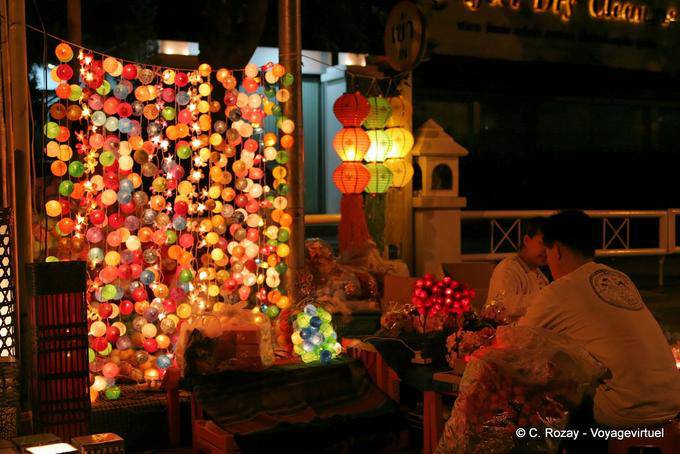 Commerce multicolore, Wat Phra Sing, Chiang Mai - Thaïlande