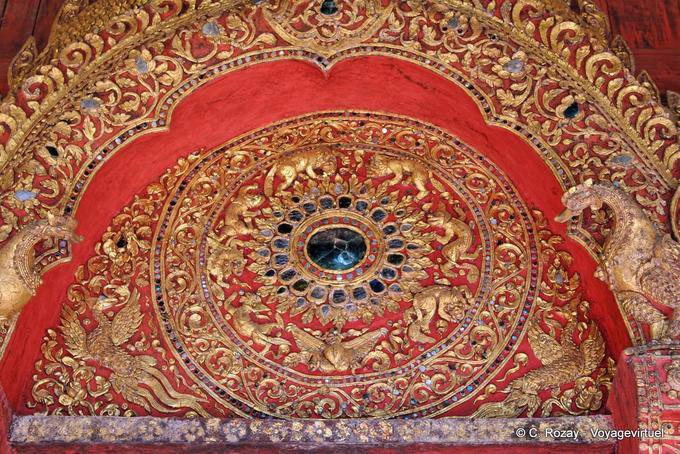 Détail de l'entrée de l'ubosot, Wat Phra Sing, Chiang Mai - Thaïlande