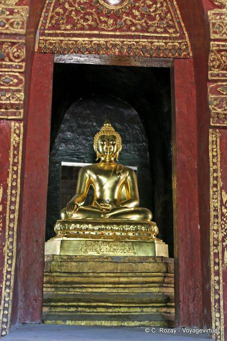Bouddha d'or en niche, Wat Phra Sing, Chiang Mai - Thaïlande