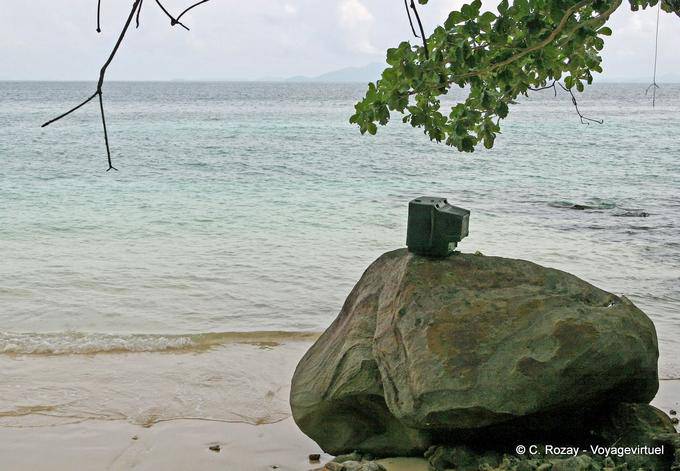 Inutile télévision qui regarde la mer, Koh Phi Phi - Thaïlande
