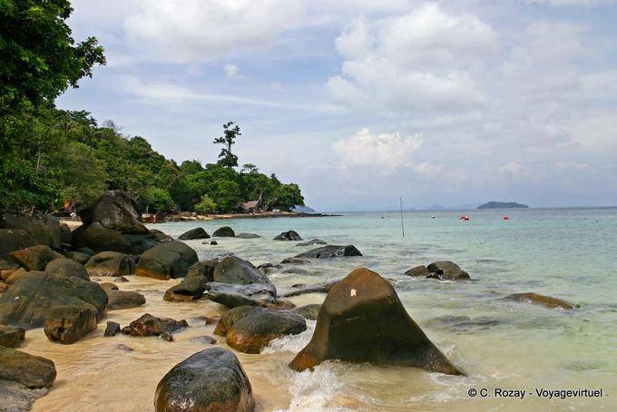 Rochers au bout de la Hin Khom beach, Koh Phi Phi - Thaïlande