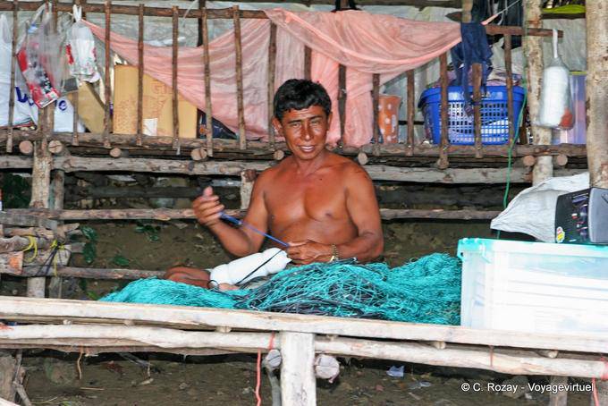 Raccommodage de filet, Koh Phi Phi - Thaïlande