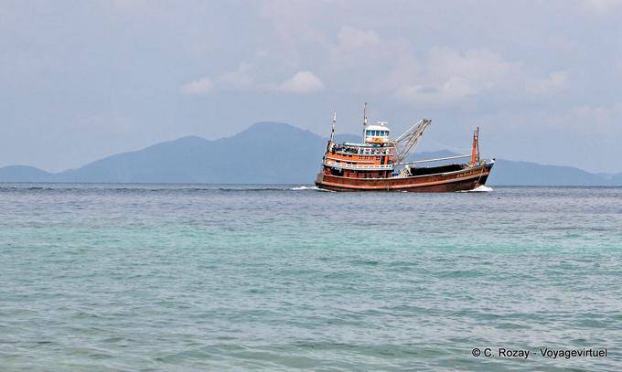Chalutier en haute mer, Koh Phi Phi - Thaïlande