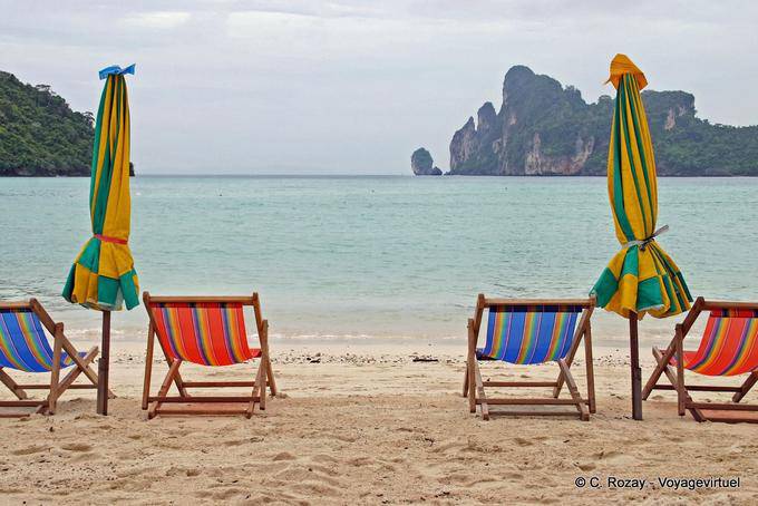 Chaises-longues sur la plage, Koh Phi Phi - Thaïlande