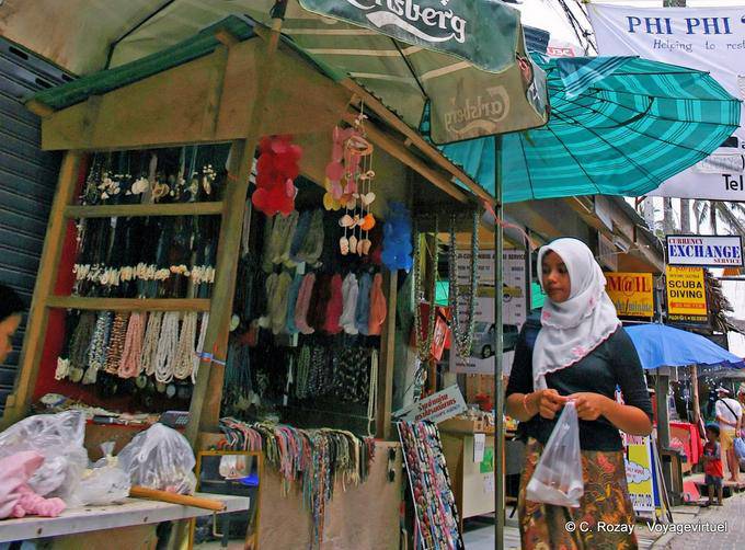 Passante musulmane, Koh Phi Phi - Thaïlande