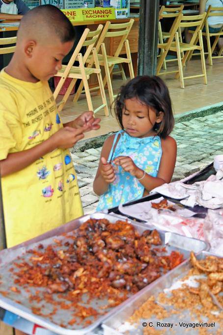 Gamins locaux à Tonsai village, Koh Phi Phi - Thaïlande