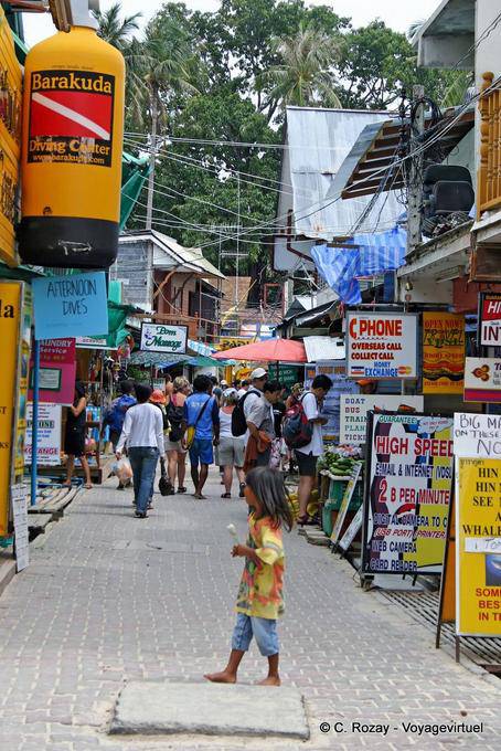 Une rue de Tonsai village, Koh Phi Phi - Thaïlande