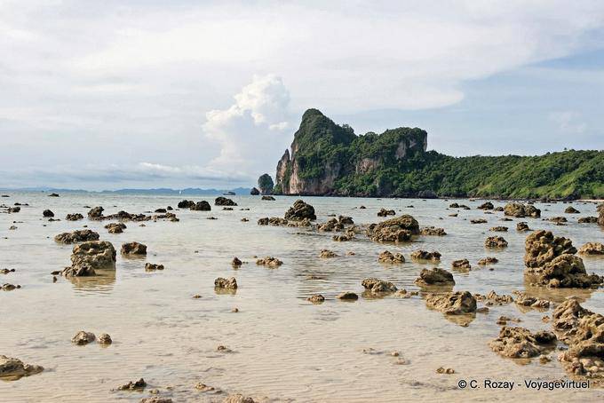 Marée basse sur Hin Khom Beach, Koh Phi Phi - Thaïlande