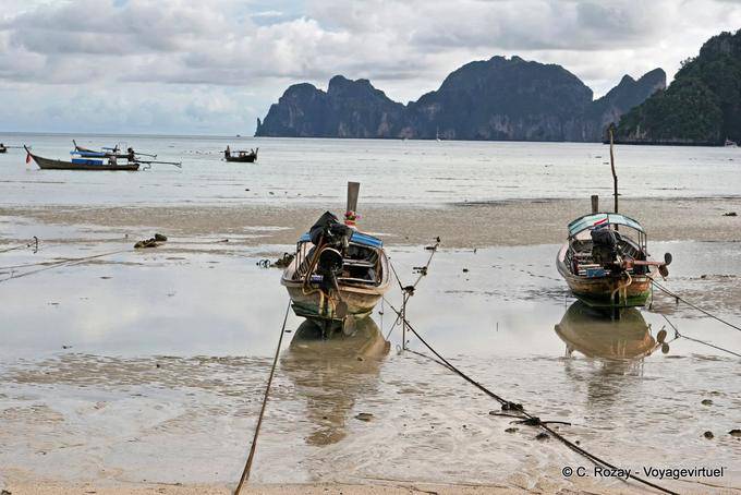 Bateaux dans la baie de Tonsai à marée basse, Koh Phi Phi - Thaïlande