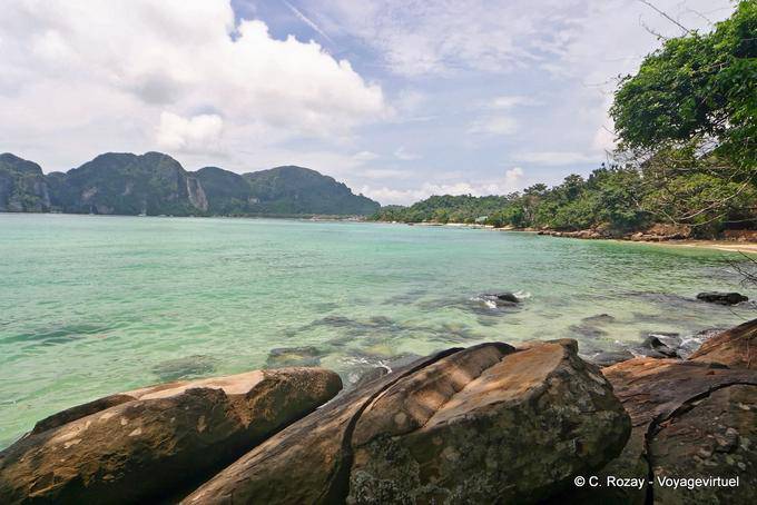 Vue sur Tonsaï Bay depuis Leam Hin, Koh Phi Phi - Thaïlande