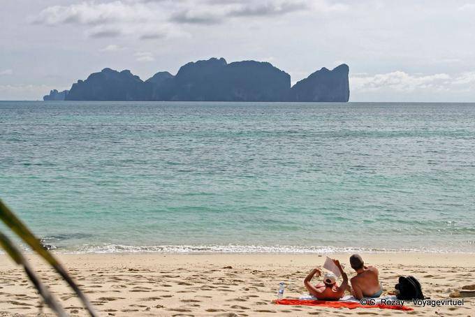 Touristes sur la plage, Koh Phi Phi - Thaïlande