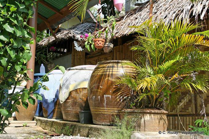Jarres dans le village de Tonsai, Koh Phi Phi - Thaïlande