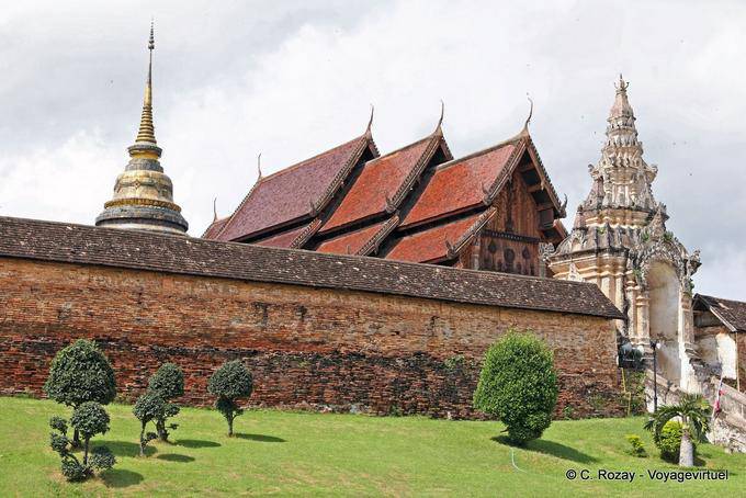 Vue de l'extérieur Wat Phra That, Lampang Luang - Thaïlande