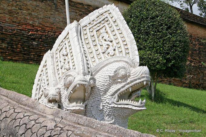 Triple Naga à l'entrée du Wat Phra That, Lampang Luang - Thaïlande