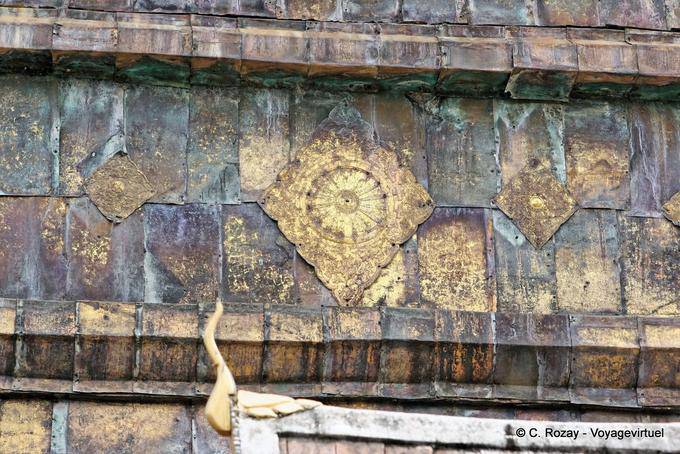 Détail du grand Chedi, Wat Phra That, Lampang Luang, Lampang - Thaïlande