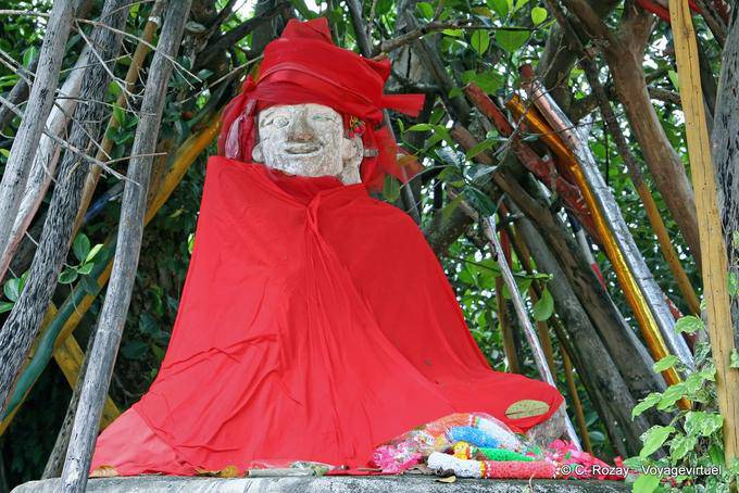Bouddha vers Viharn Nam Tam, Wat Phra That, Lampang Luang - Thaïlande