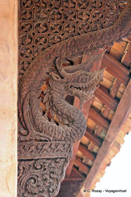 Naga sculpté en bois, Wat Phra That, Lampang Luang - Thaïlande